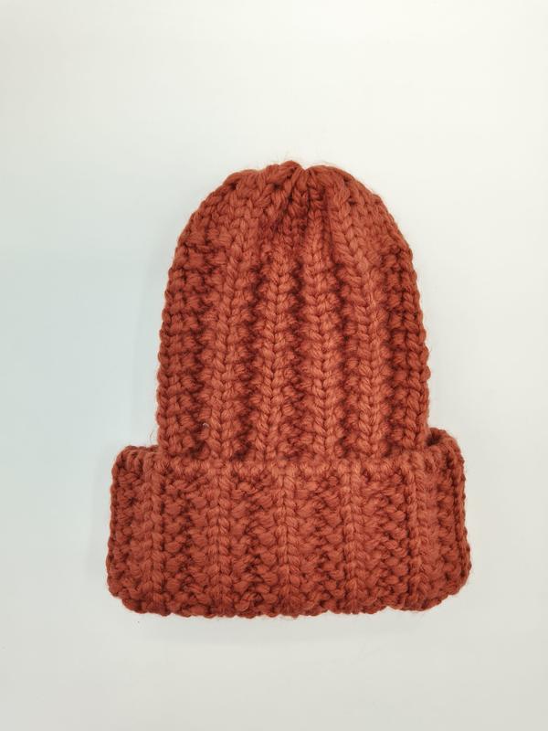 Bonnet à revers en grosse maille côtelée couleur rouille terracotta