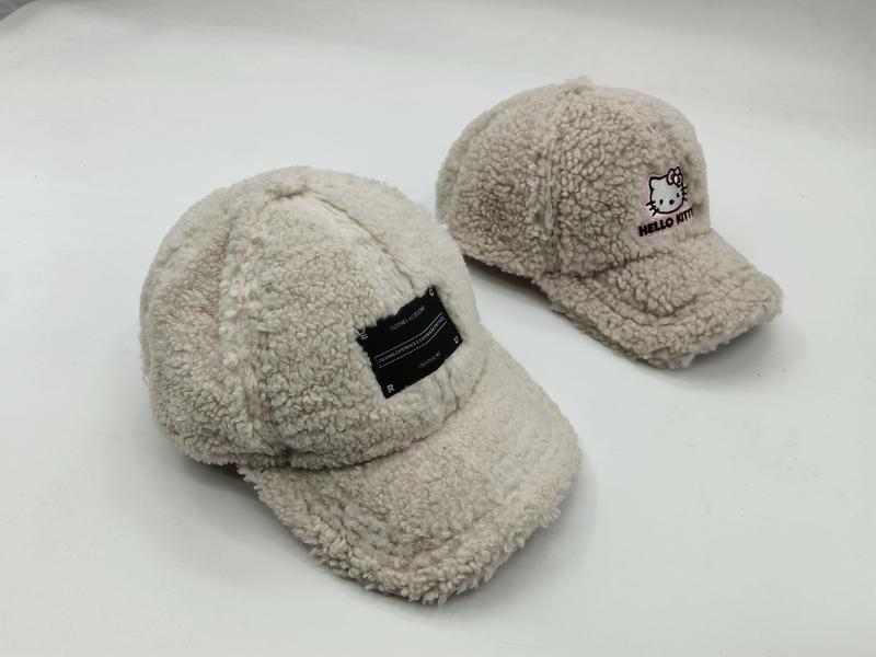 Deux casquettes baseball en sherpa crème