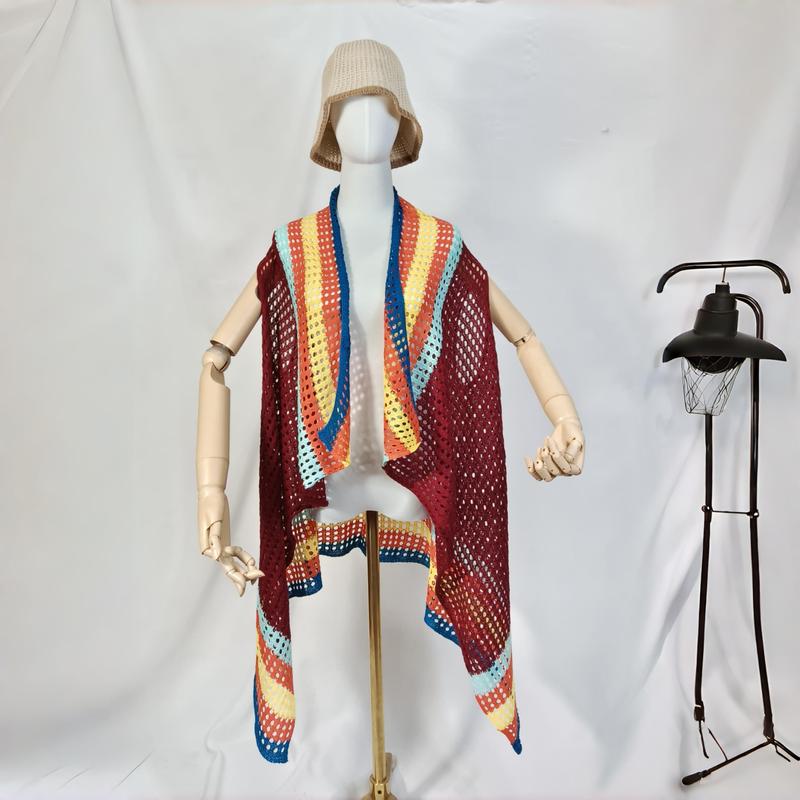 Mannequin portant gilet crochet bordeaux sans manches avec bordure rayures multicolores – style boho festival plage
