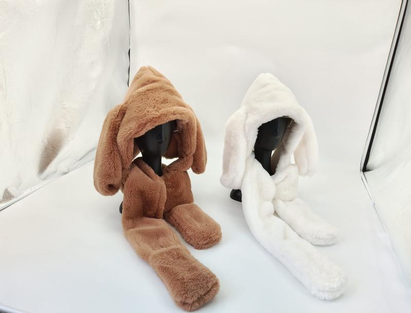 Deux ensembles cagoule fausse fourrure avec longues oreilles de lapin en marron et blanc sur têtes de mannequins