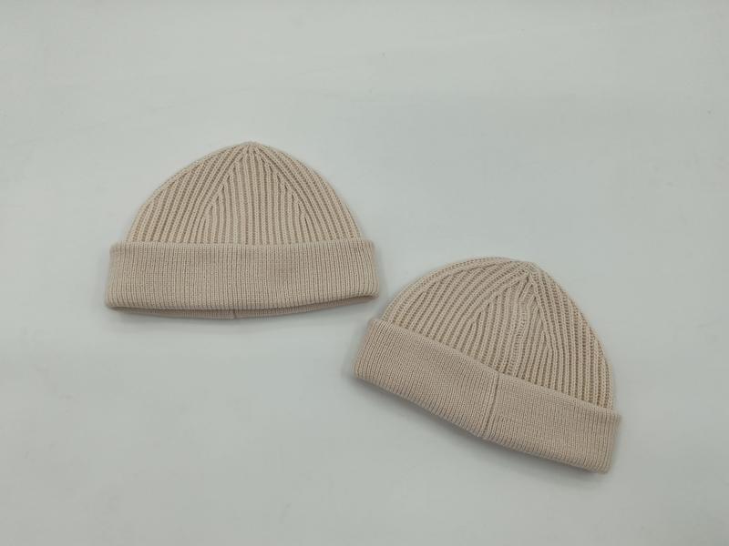 Deux bonnets tricot côtelé beige à revers