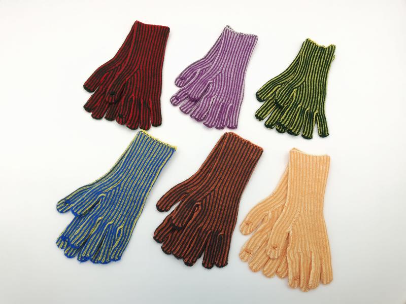 Six paires de gants tricot rayés en rouge