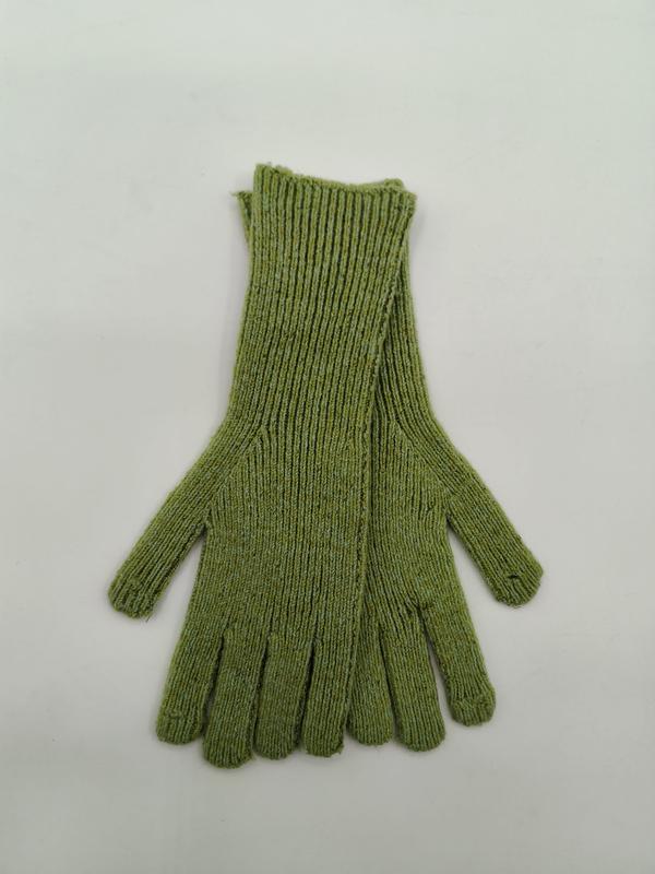 Gants tricot vert kaki à poignets longs sur fond blanc