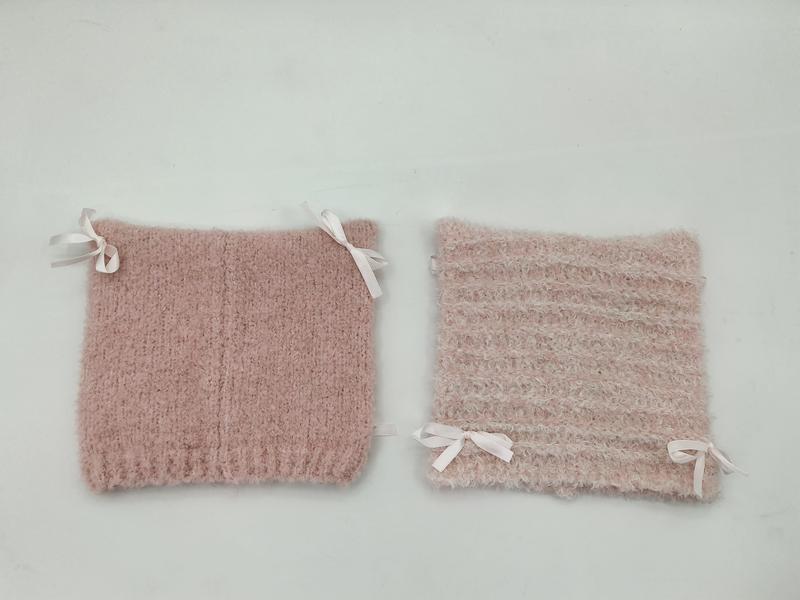 Deux recouvre-bottes tricot rose duveteux avec nœuds en ruban satin blanc