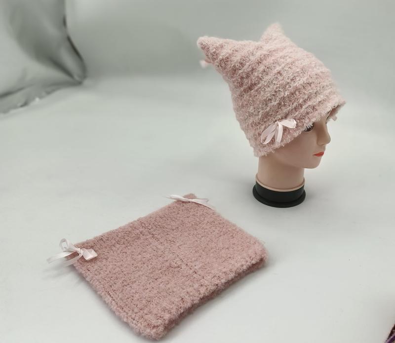 Bonnet oreilles de chat en tricot rose duveteux avec nœuds satin