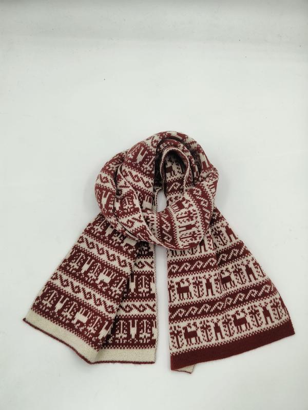 Écharpe tricot bordeaux et crème motif Fair Isle rennes et géométrie nordique