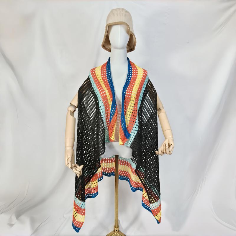 Gilet crochet maille ajourée noire avec bordure rayures arc-en-ciel multicolore sur mannequin avec chapeau bucket beige