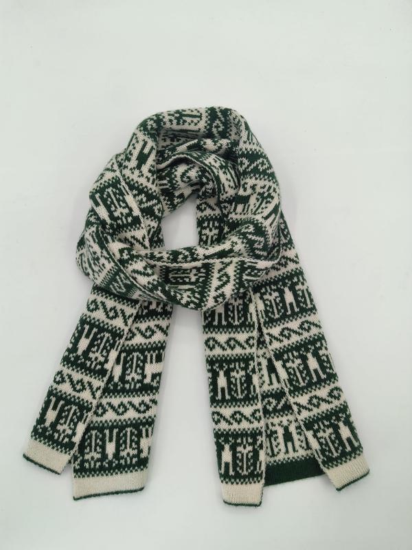 Écharpe pliée en tricot vert et crème avec motifs géométriques nordiques Fair Isle sur fond blanc