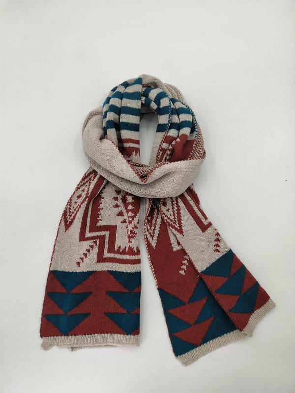 Écharpe tricot pliée motif géométrique sud-américain en crème