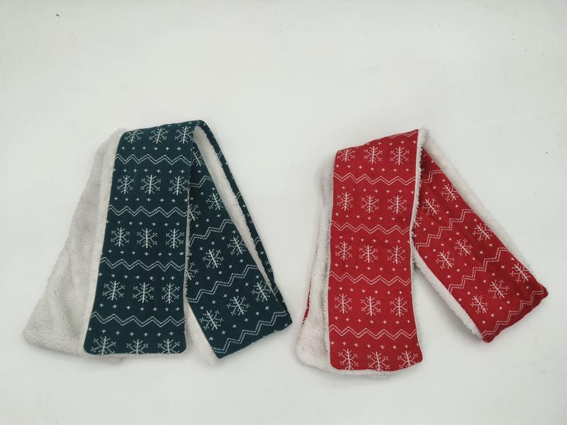 Deux écharpes pliées à motifs flocons Fair Isle en vert canard et rouge avec doublure sherpa polaire