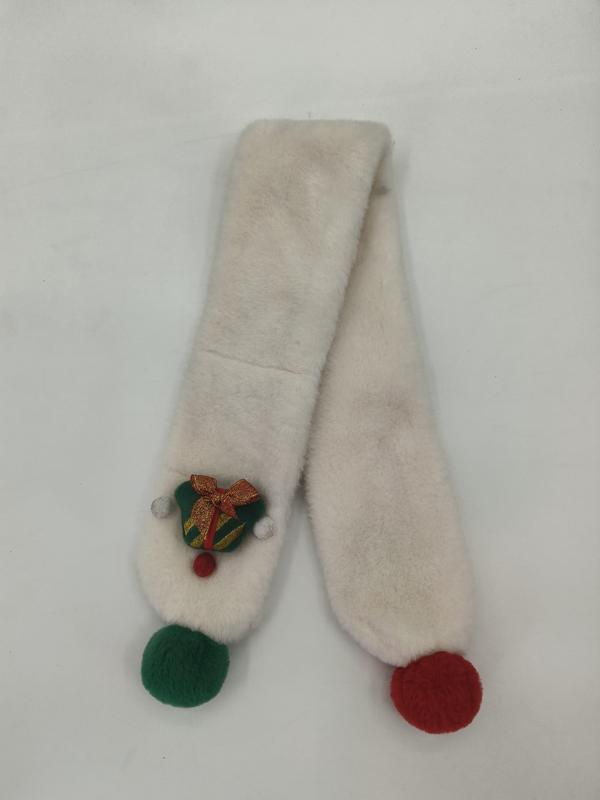 Écharpe fausse fourrure crème avec pompons rouges et verts et broche clochette de Noël brodée