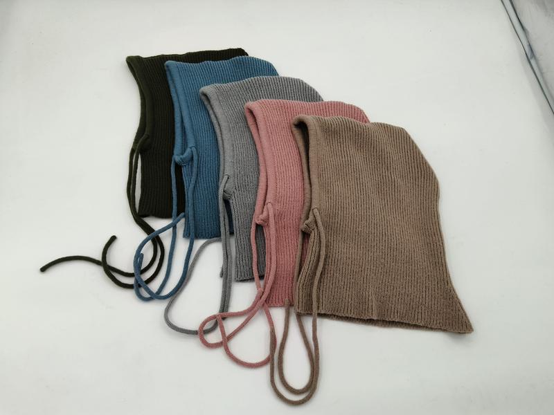 Cinq bonnets bébé en tricot côtelé avec cordons de fixation en olive