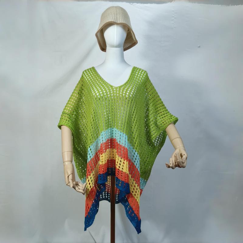 Mannequin portant poncho crochet vert ajouré avec bordure chevron multicolore et chapeau bucket beige – look plage été