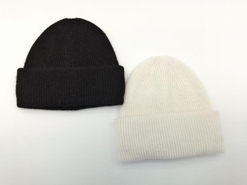 Deux bonnets côtelés à revers