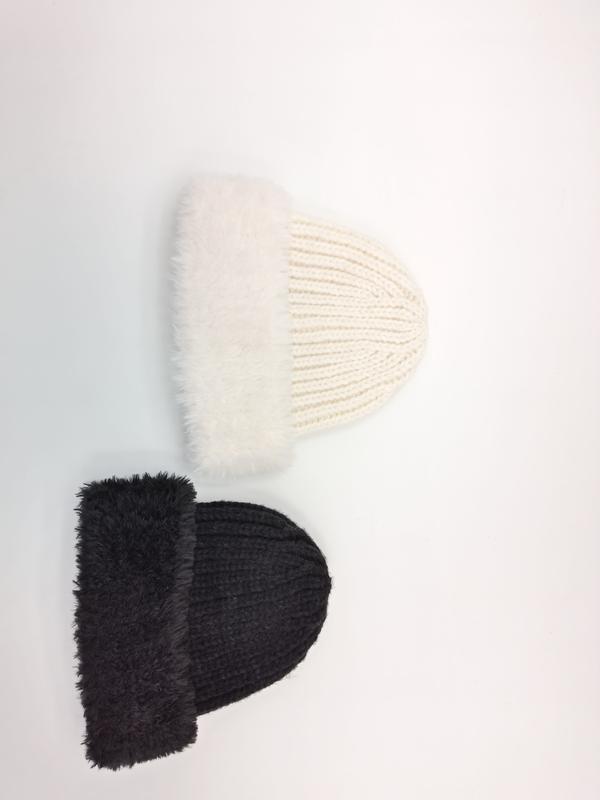 Deux bonnets grosse maille côtelée avec revers moelleux fausse fourrure