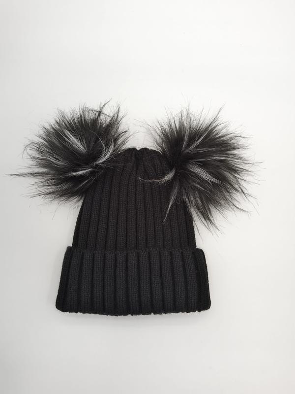 Bonnet d'hiver noir tricoté côtelé avec deux grands pompons fausse fourrure sur le dessus
