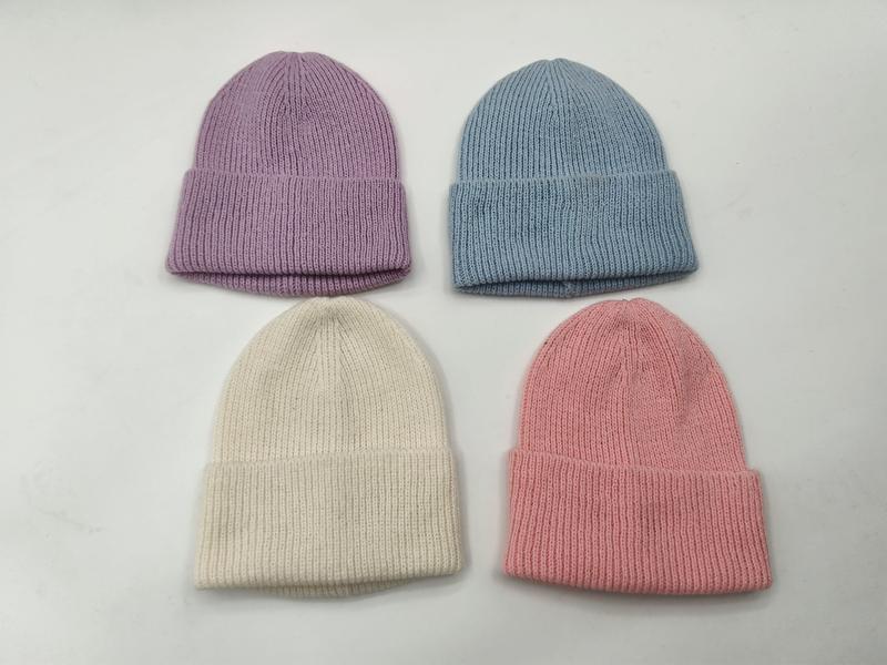 Quatre bonnets côtelés revers replié en coloris pastel lavande