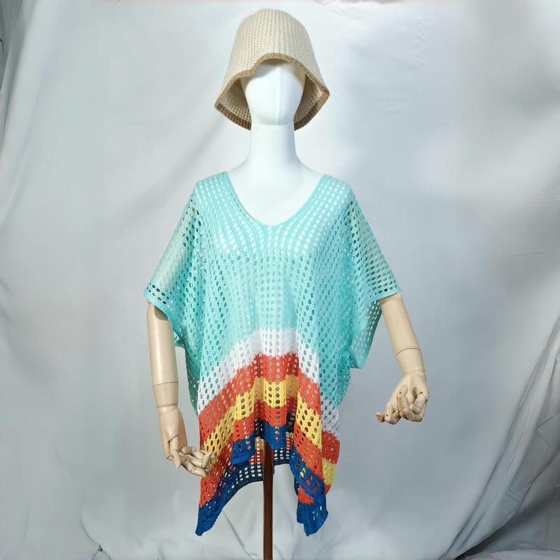 Mannequin portant poncho crochet turquoise maille ouverte col V bordure chevron multicolore – tenue plage estivale