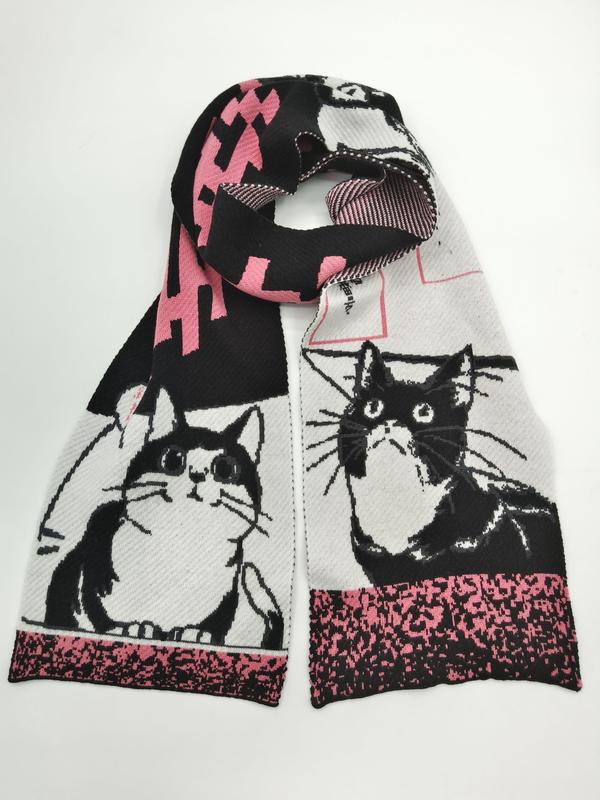 Écharpe tricotée avec illustrations chats tuxedo noir et blanc et motifs géométriques roses