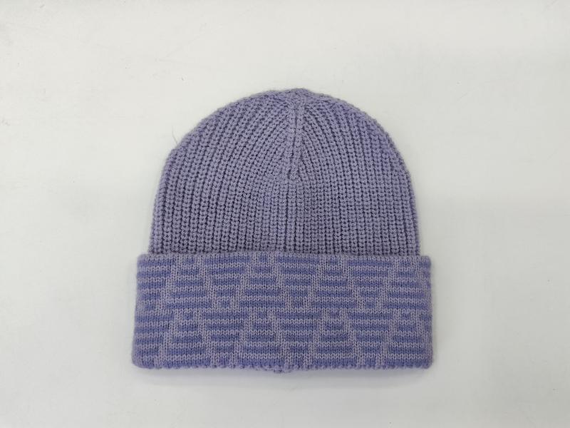 Bonnet tricoté côtelé violet lavande avec revers replié à motif jacquard discret