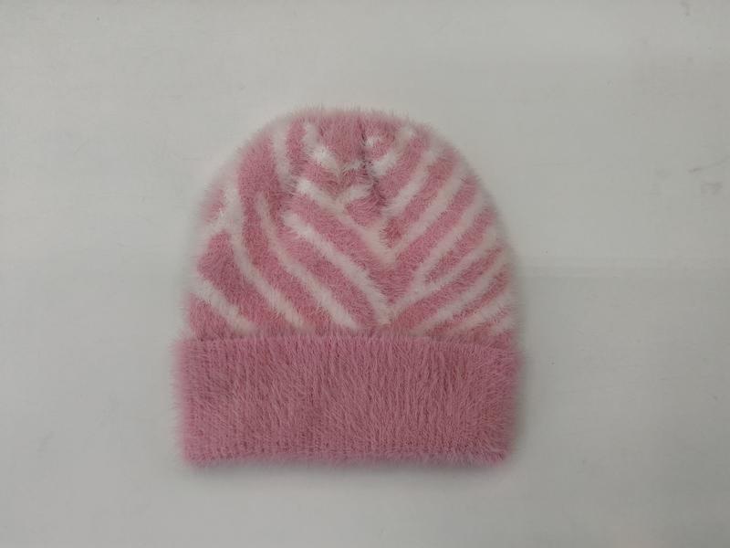 Bonnet rose pelucheux maille floue avec rayures zèbre blanches et revers replié