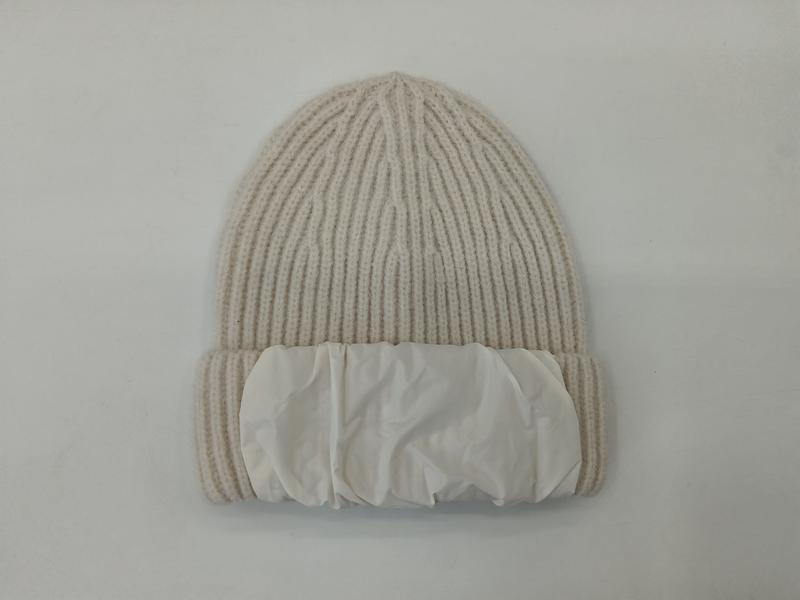 Bonnet d'hiver crème en maille côtelée avec bande revers en tissu matelassé blanc