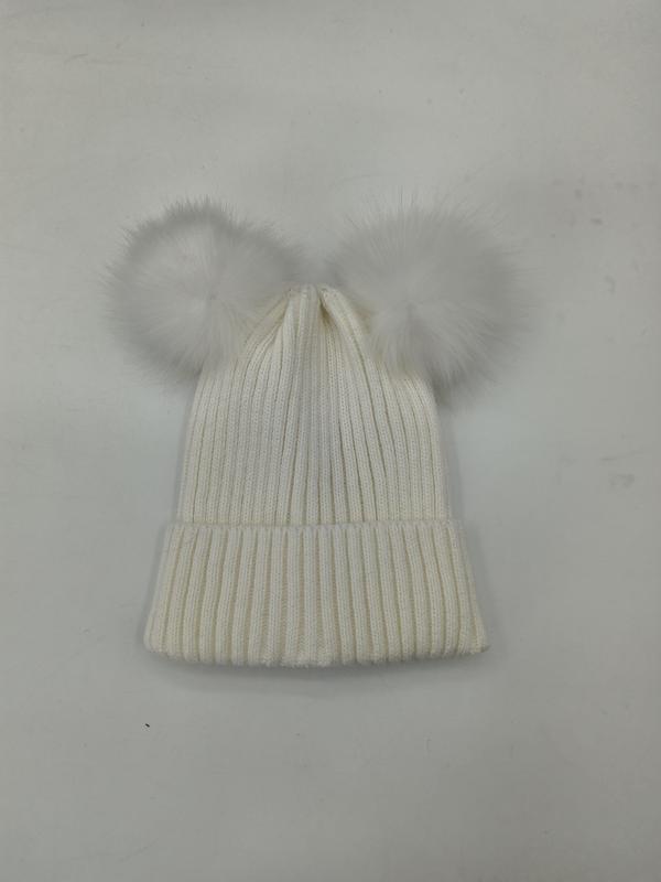 Bonnet d'hiver blanc crème côtelé avec deux pompons fausse fourrure moelleux sur le dessus