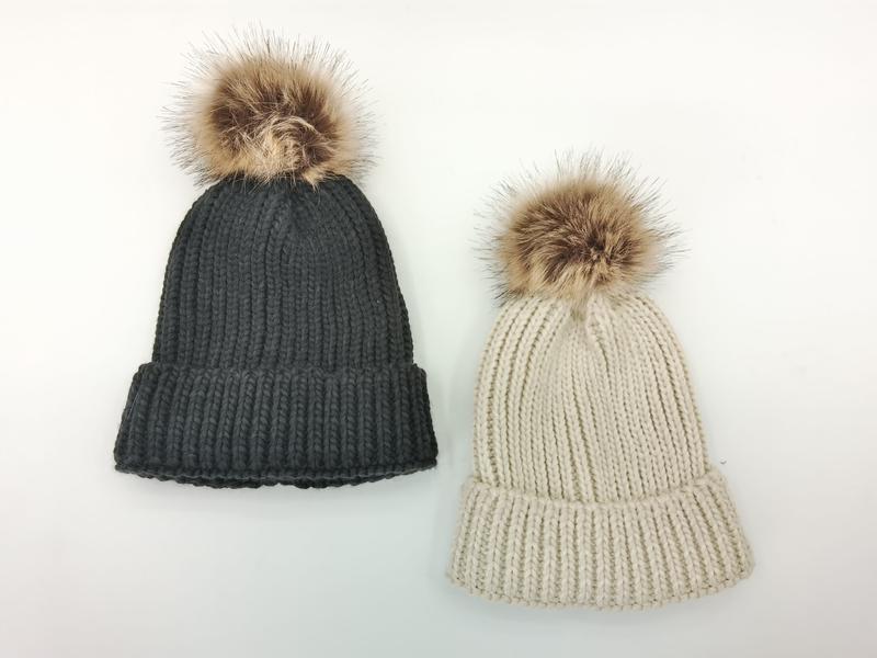 Deux bonnets grosse maille côtelée avec grand pompon fausse fourrure