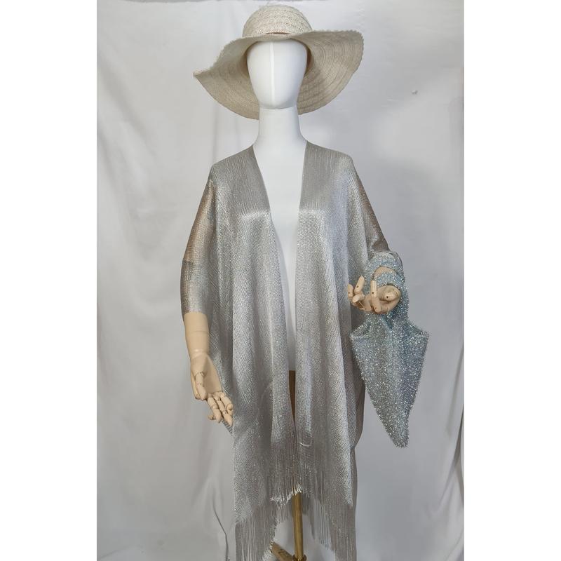 Mannequin portant kimono ouvert argenté métallisé à franges