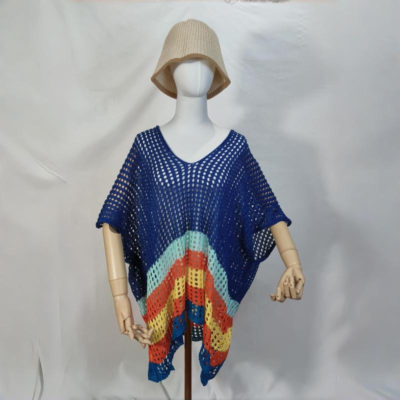 Mannequin portant poncho crochet bleu maille ouverte avec bordure chevron multicolore et chapeau bucket beige