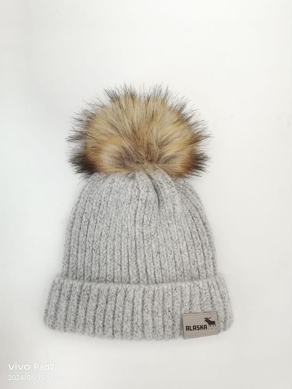 Bonnet gris tricoté grosse maille avec grand pompon fausse fourrure blanc moelleux