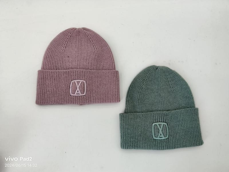 Duo de bonnets maille côtelée rose mauve et vert sauge avec patch logo ton sur ton