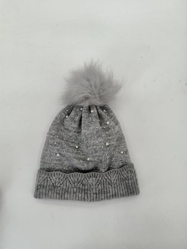 Bonnet tricoté gris orné de perles nacrées et cristaux strass