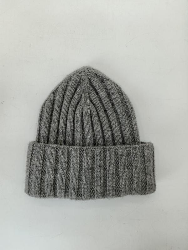 Bonnet gris clair côtelé grosse maille avec grand revers replié
