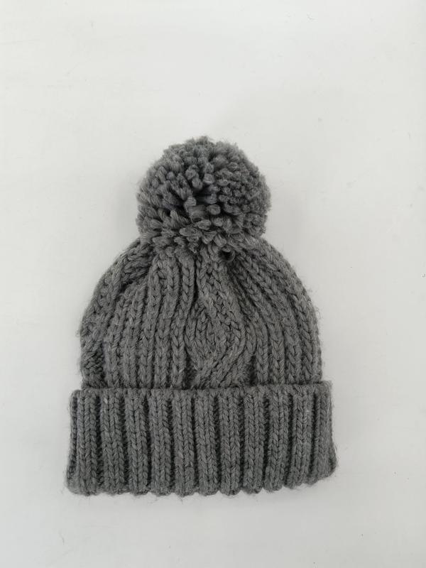 Bonnet gris grosse maille torsadée avec large pompon et bord côtelé