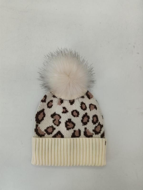 Bonnet tricoté crème motif léopard marron avec pompon blanc moelleux fausse fourrure et revers côtelé
