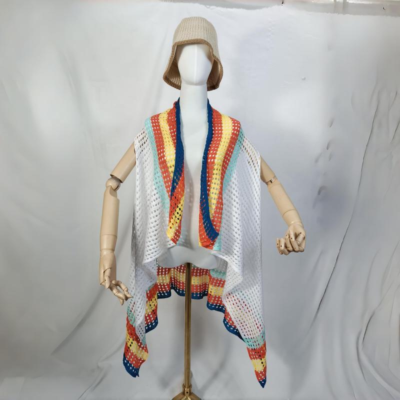Gilet sans manches crochet blanc rayures orange bleu jaune turquoise sur mannequin avec chapeau bucket – tenue festival plage