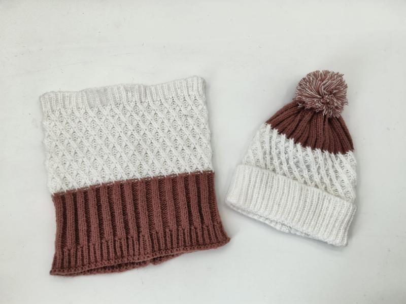 Set hiver tricoté crème et mauve snood col roulé motif losanges et bonnet pompon assorti