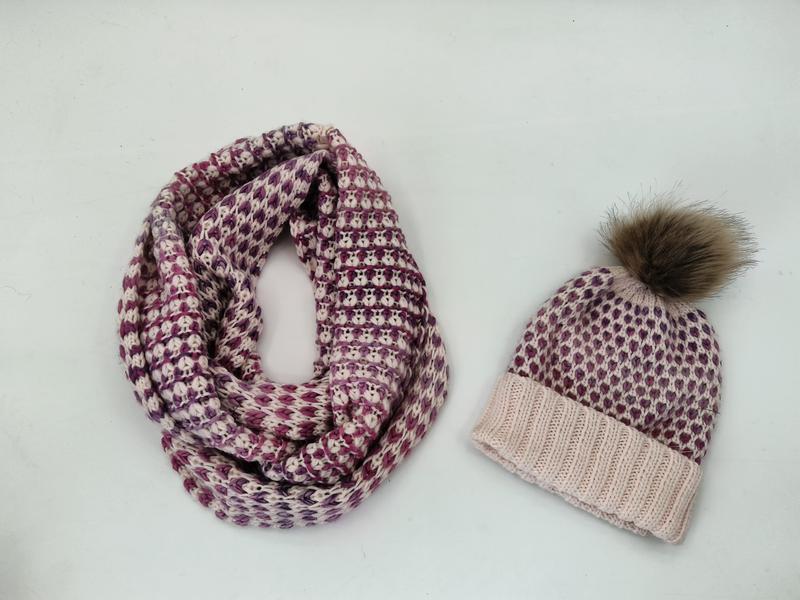 Set hivernal snood infini chiné violet crème et bonnet côtelé avec pompon fausse fourrure