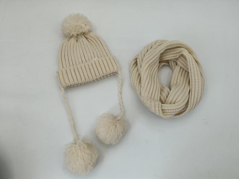 Set tricoté crème bonnet pompon avec cordons tressés et snood infini assorti