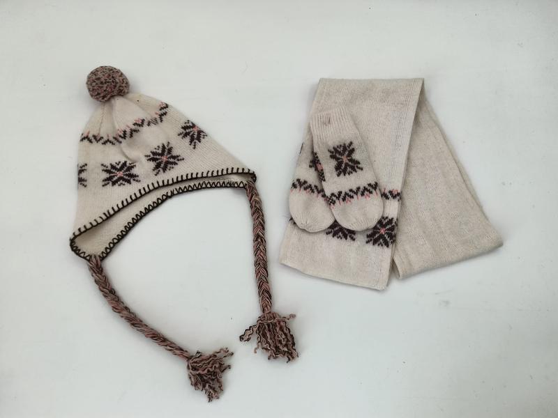 Set hiver crème bonnet à oreillettes et pompons tressés