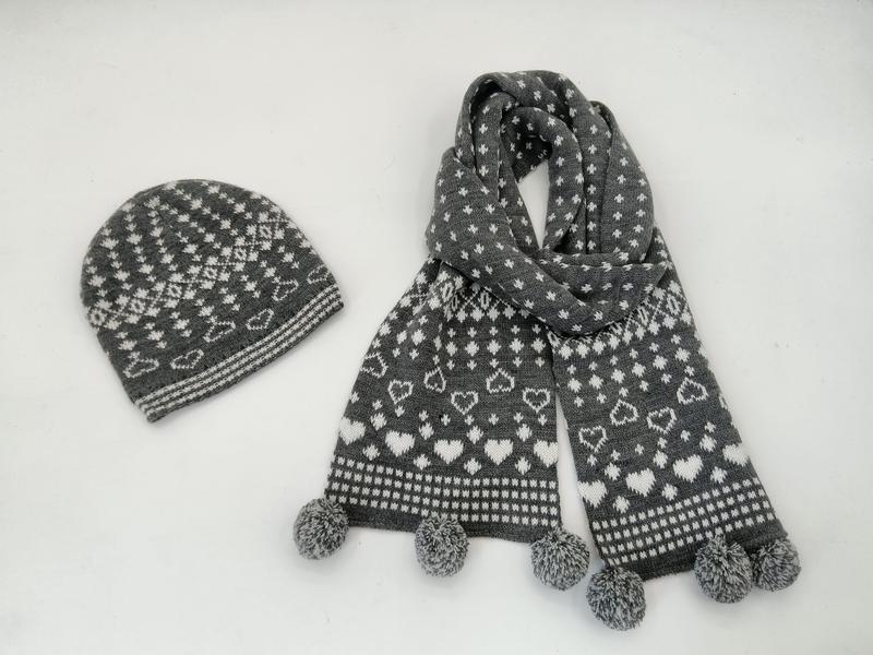Set tricoté gris blanc bonnet et écharpe motif Fair Isle cœurs avec pompons