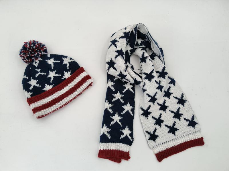 Bonnet pompon et écharpe tricot motif étoiles en bleu marine rouge et blanc