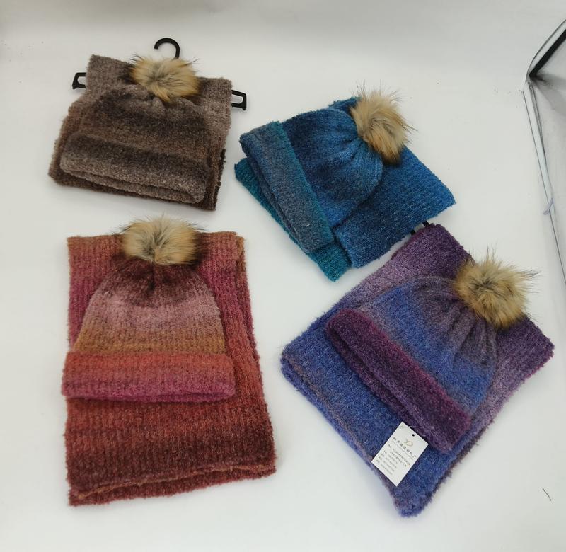 Quatre sets bonnet écharpe tricot en marron