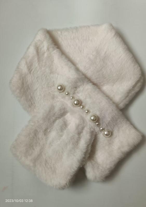 Tour de cou fausse fourrure blanche moelleuse avec boutons nacrés