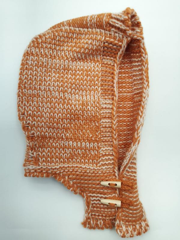 Bonnet bébé artisanal en laine chinée orange et crème avec boutons bois