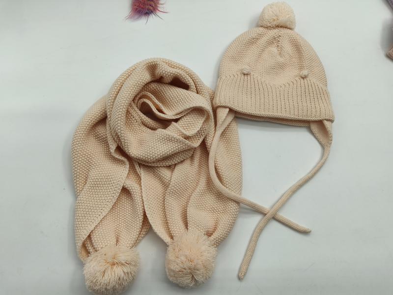 Set bonnet et écharpe enfant en tricot crème avec pompon et cache-oreilles