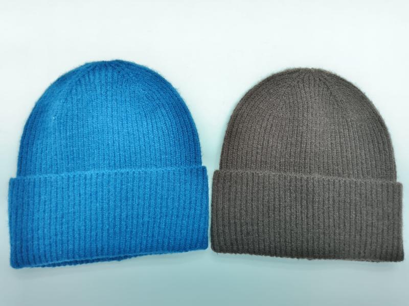 Deux bonnets côtelés à revers