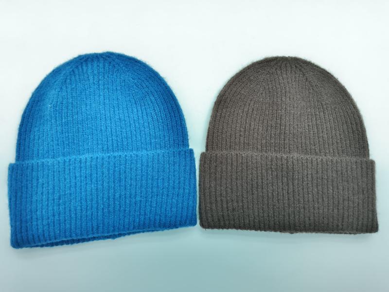 Deux bonnets côtelés laine mélangée bleu et taupe à revers replié