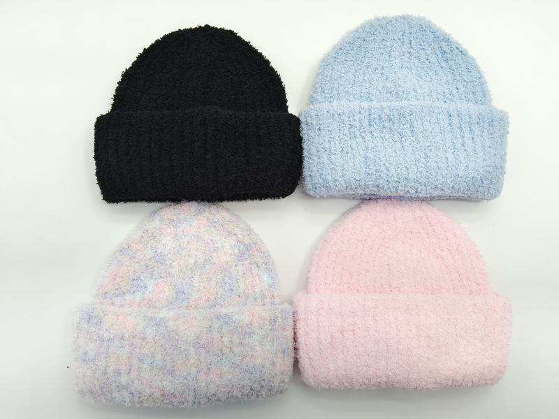 Quatre bonnets duveteux noir